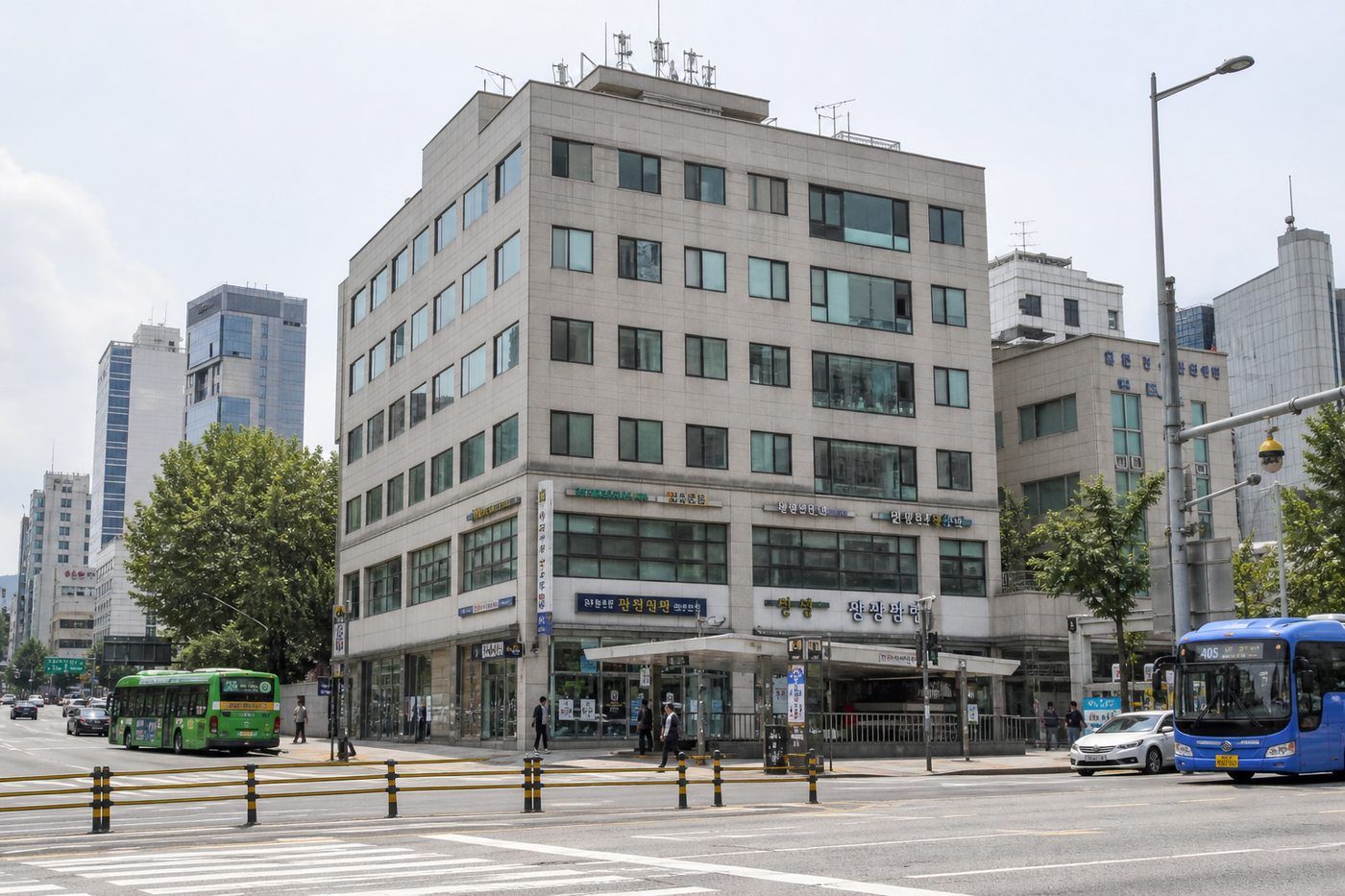 양재역 인근 근린생활시설형 다층 상가 건물 외관 일러스트