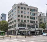 양재역 인근 근린생활시설형 다층 상가 건물 외관 일러스트