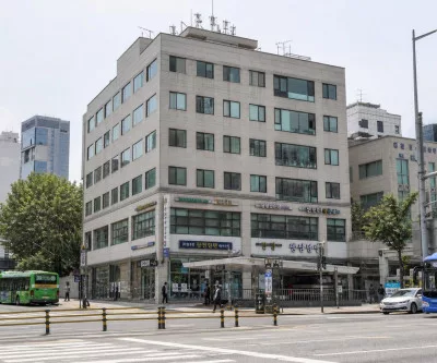 양재역 인근 근린생활시설형 다층 상가 건물 외관 일러스트